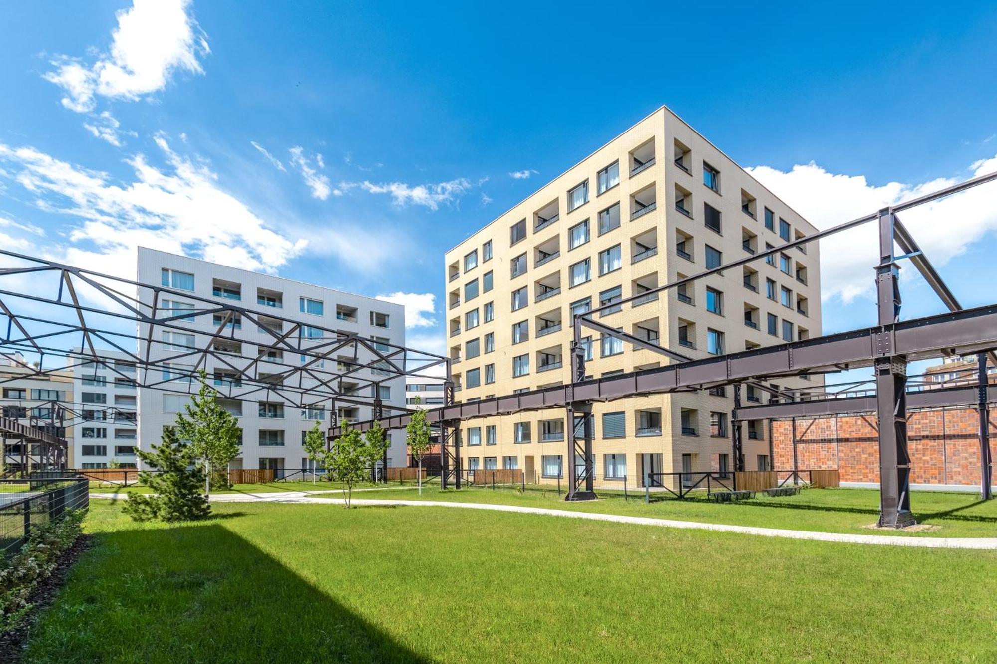 Bright 2br - 7th Floor, Balcony, Free Parking By Gravity Appartamento
