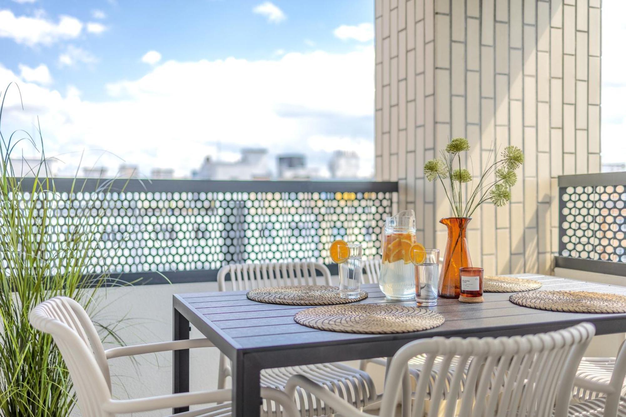 Bright 2br - 7th Floor, Balcony, Free Parking By Gravity Appartamento