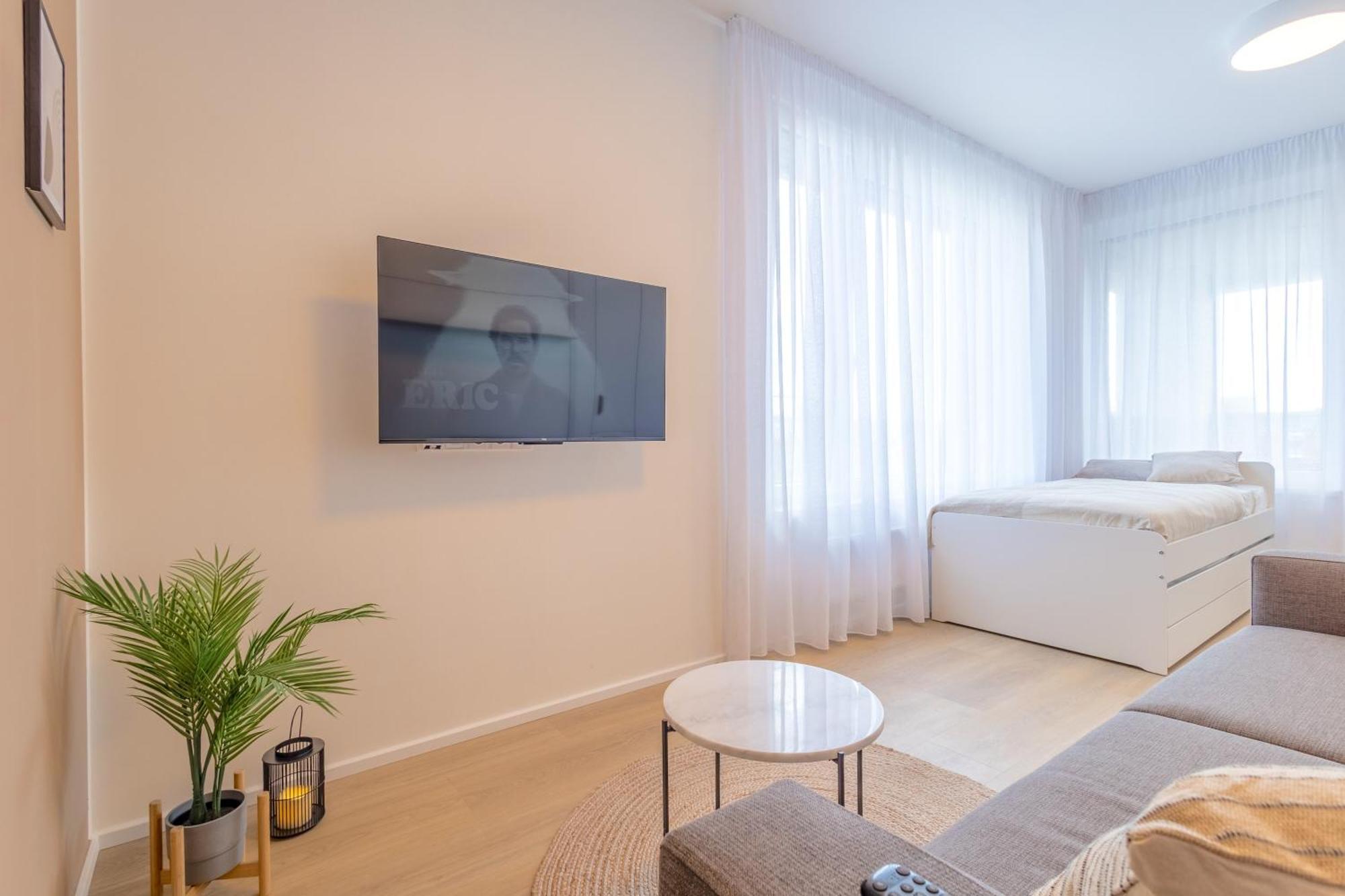 Bright 2br - 7th Floor, Balcony, Free Parking By Gravity Appartamento Praga
